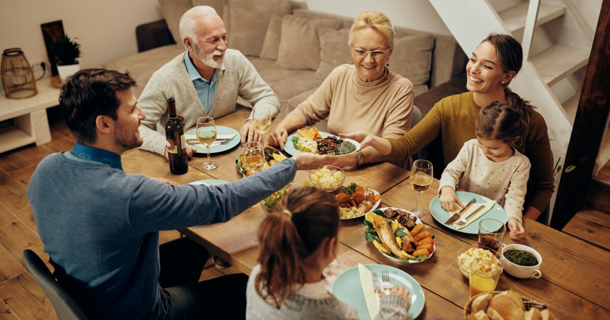 repas famille enfant parent